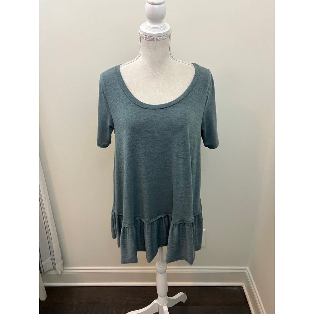 Easel Green Short Sleeve Ruffled Hem Top Size Medium
